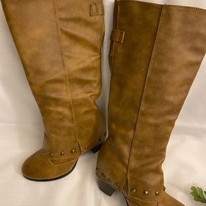 2 lips too NWOT boots 7M